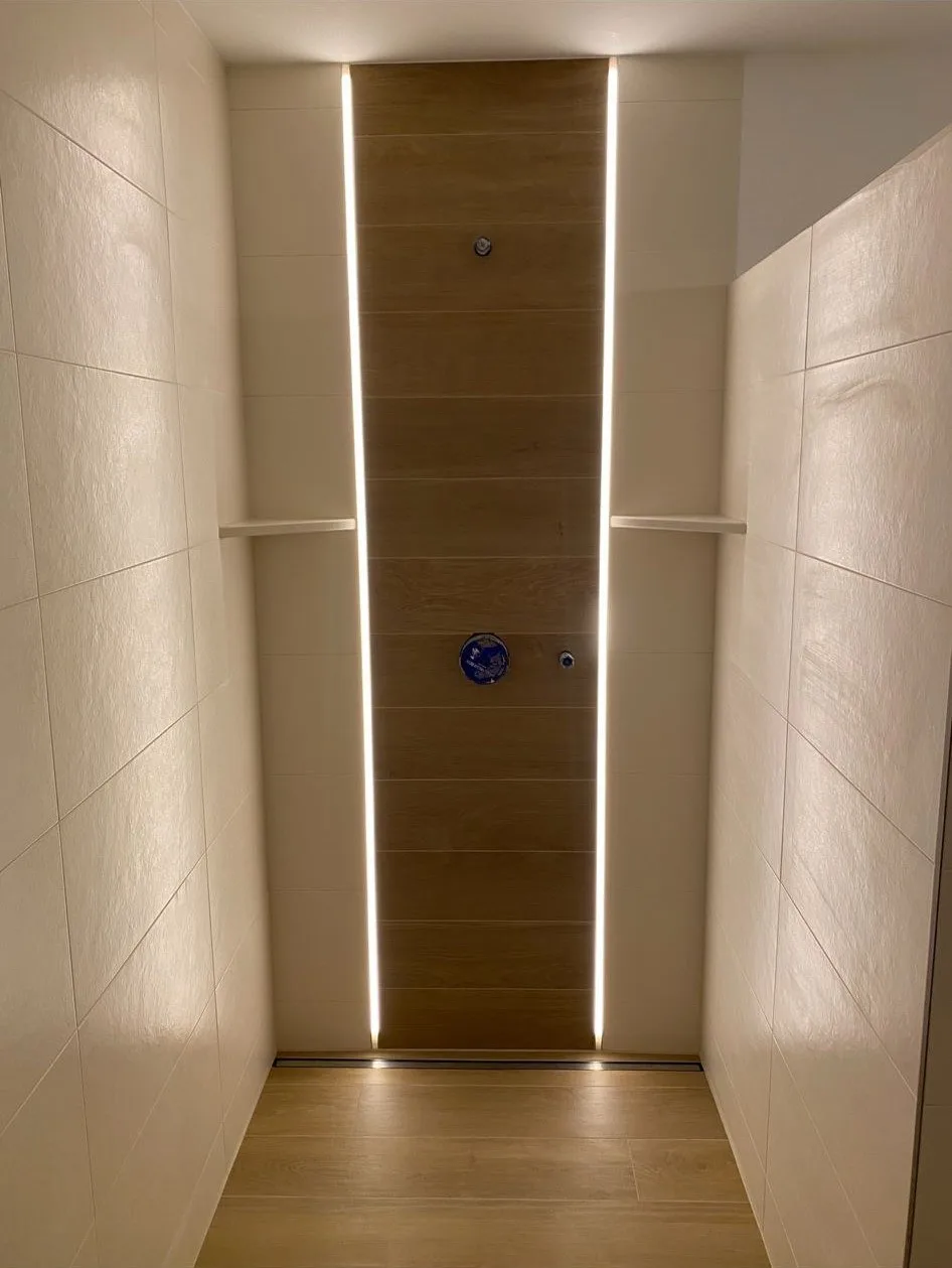 Dusche mit Holzoptik-Streifen zwischen zwei Lichtfugen