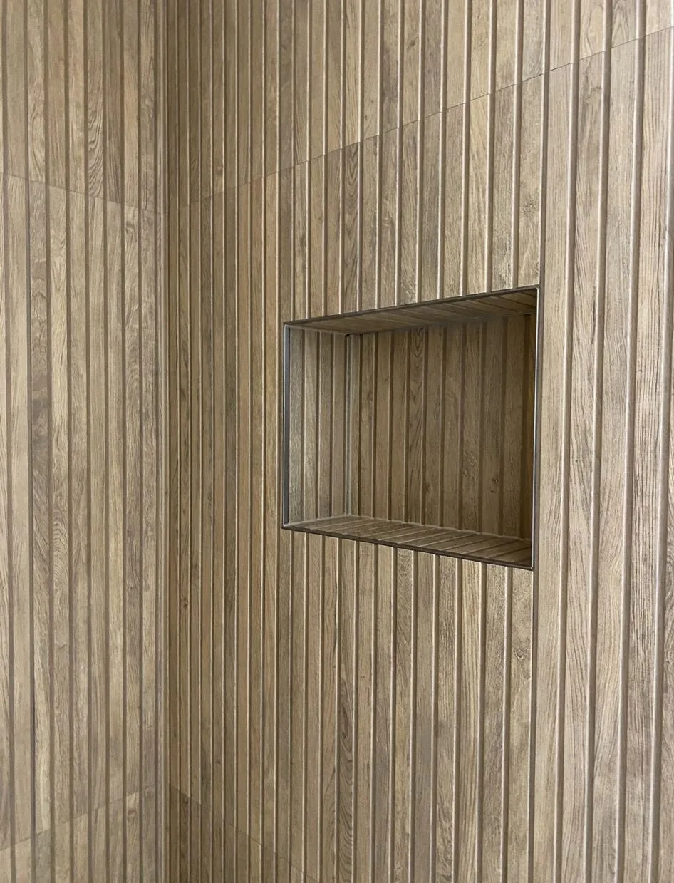 Wandfliesen in Rillen-Holzoptik mit eingelassener Nische