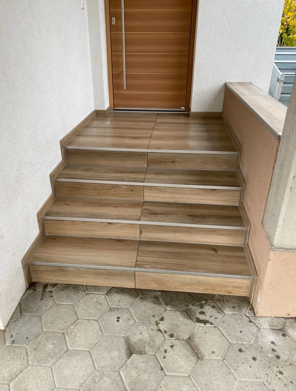 Außenstiege zur Haustür mit Fliesen in Holzoptik