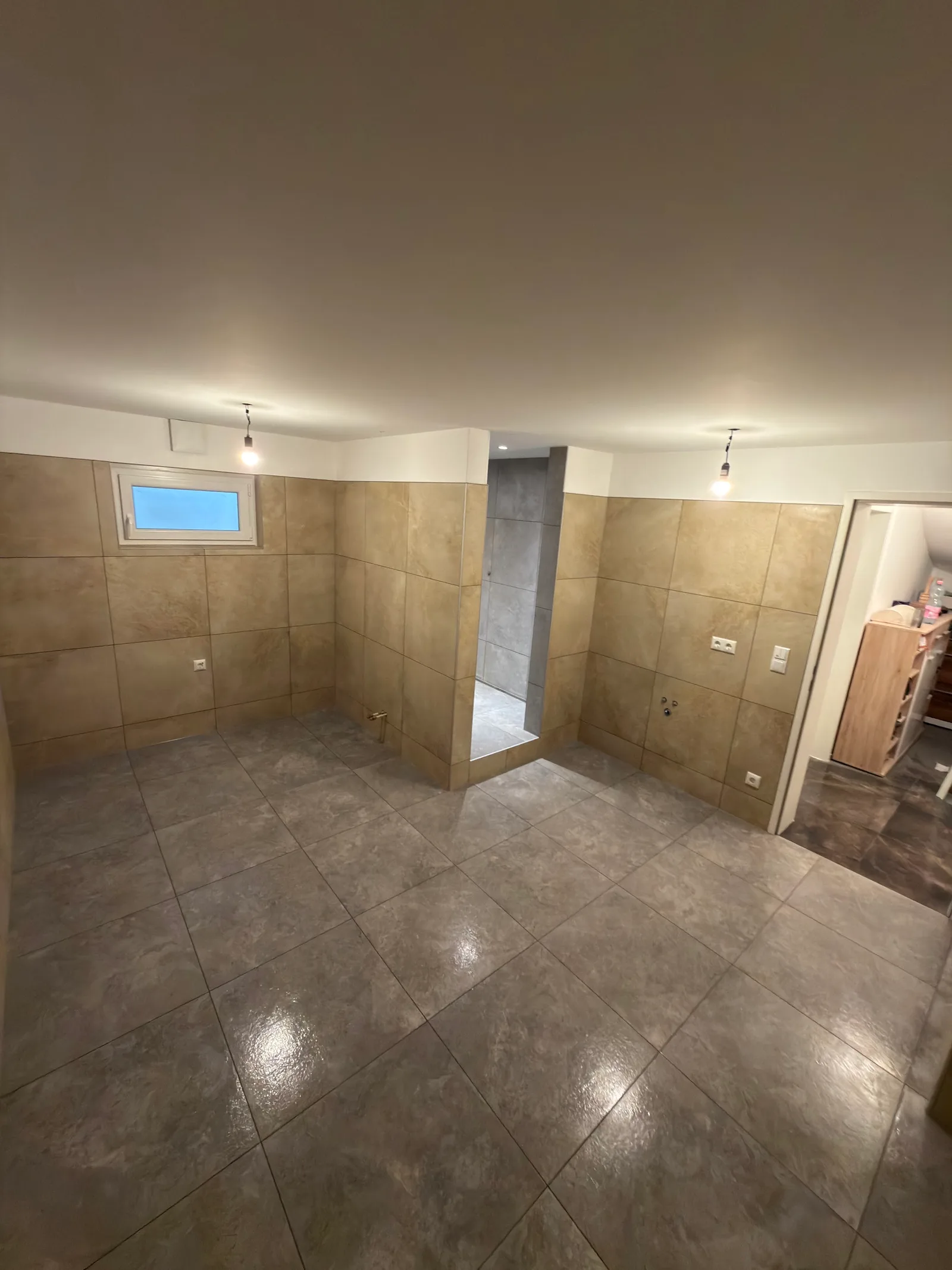 Kellerraum mit großformatigen Fliesen an Wand und Boden