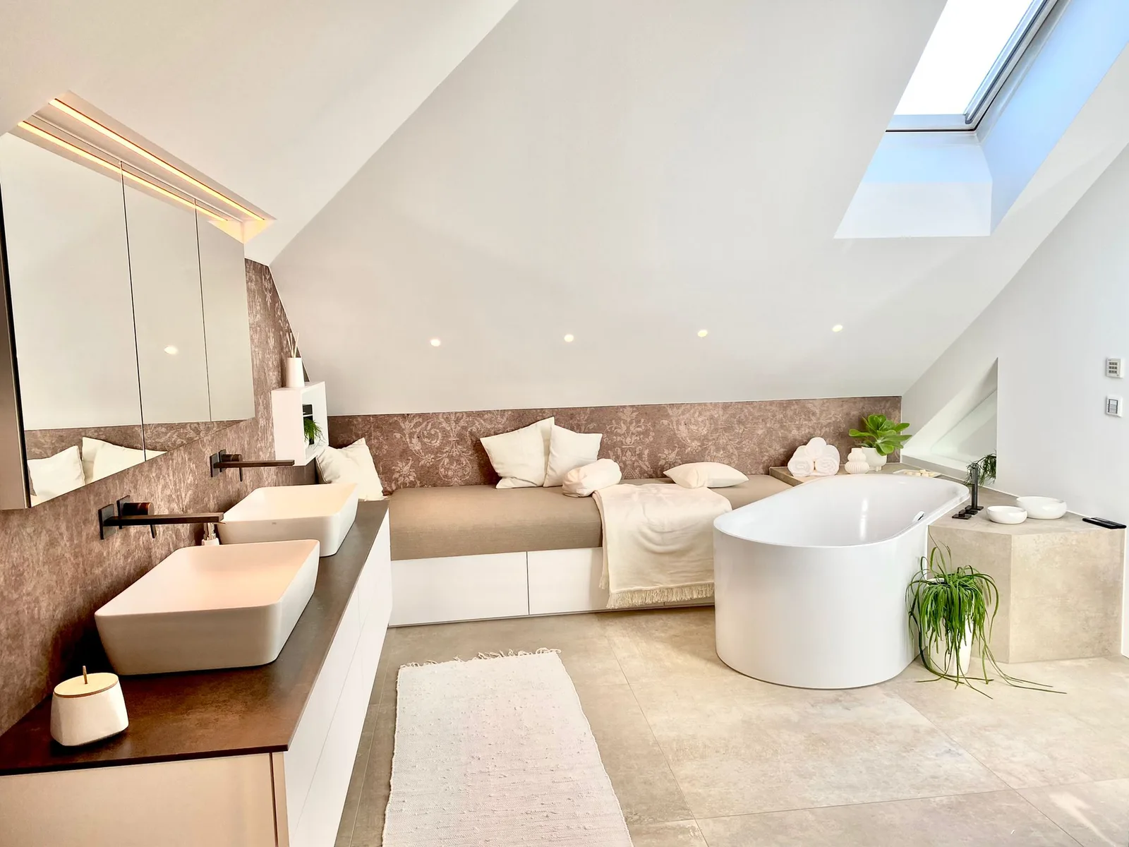 Badezimmer im Dachgeschoss mit freistehender Wanne, hellem Boden und Wand in Marmoroptik